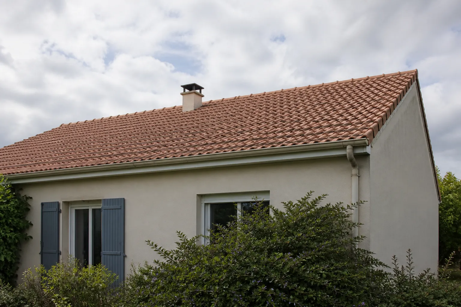 Toiture en tuiles observée depuis le jardin