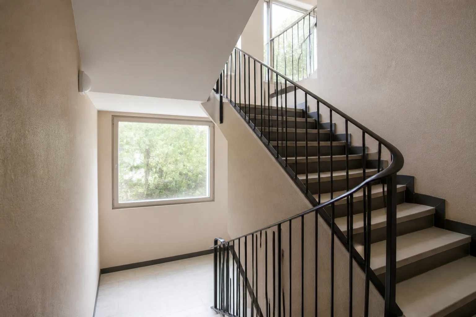 Cage d’escalier d’un immeuble résidentiel