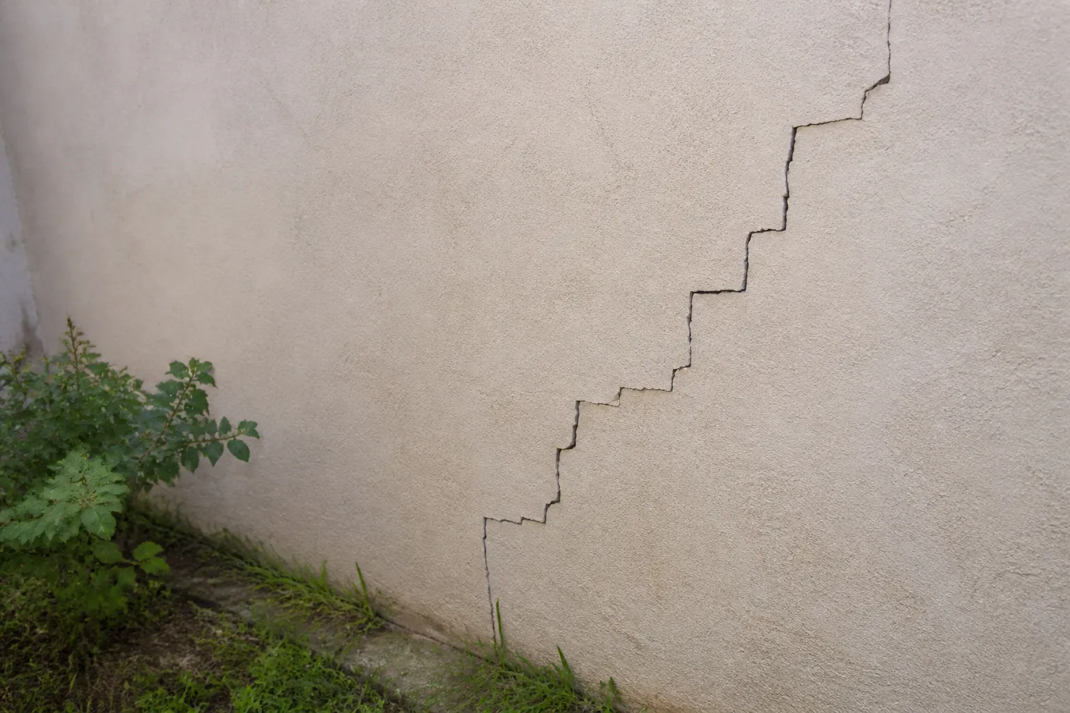 Fissure en escalier sur un mur extérieur