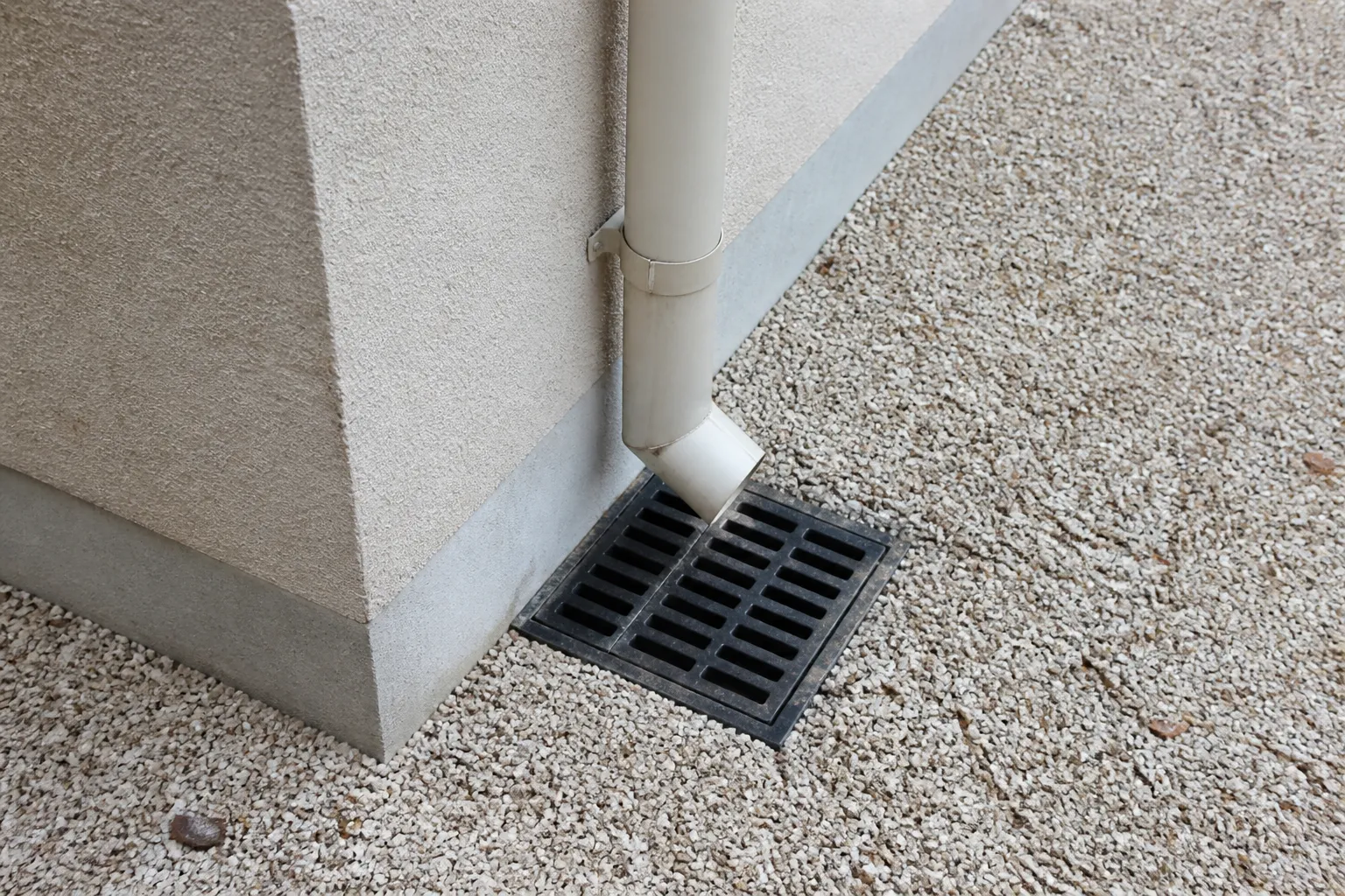 Regard d’eaux pluviales au pied d’une maison