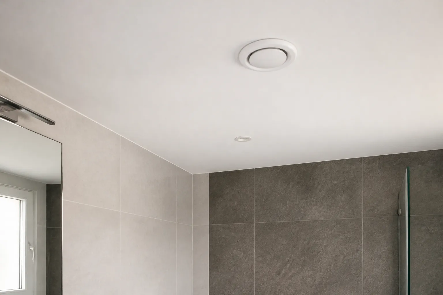 Bouche de ventilation dans une salle de bains récente