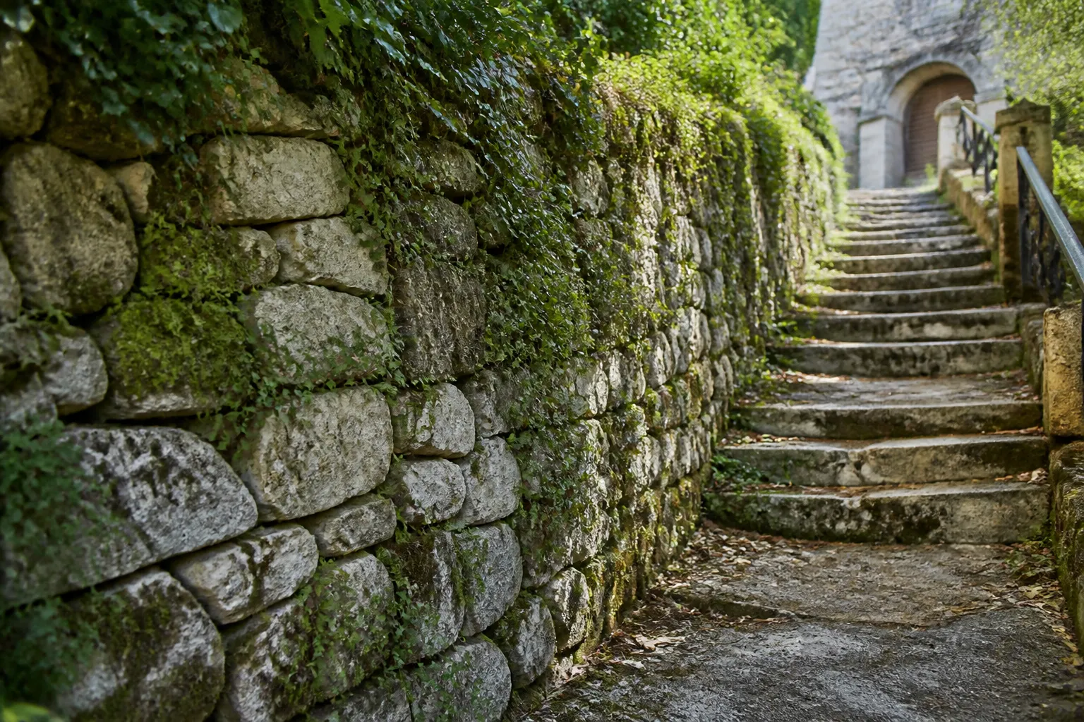 Mur de soutènement en pierre le long d’un escalier