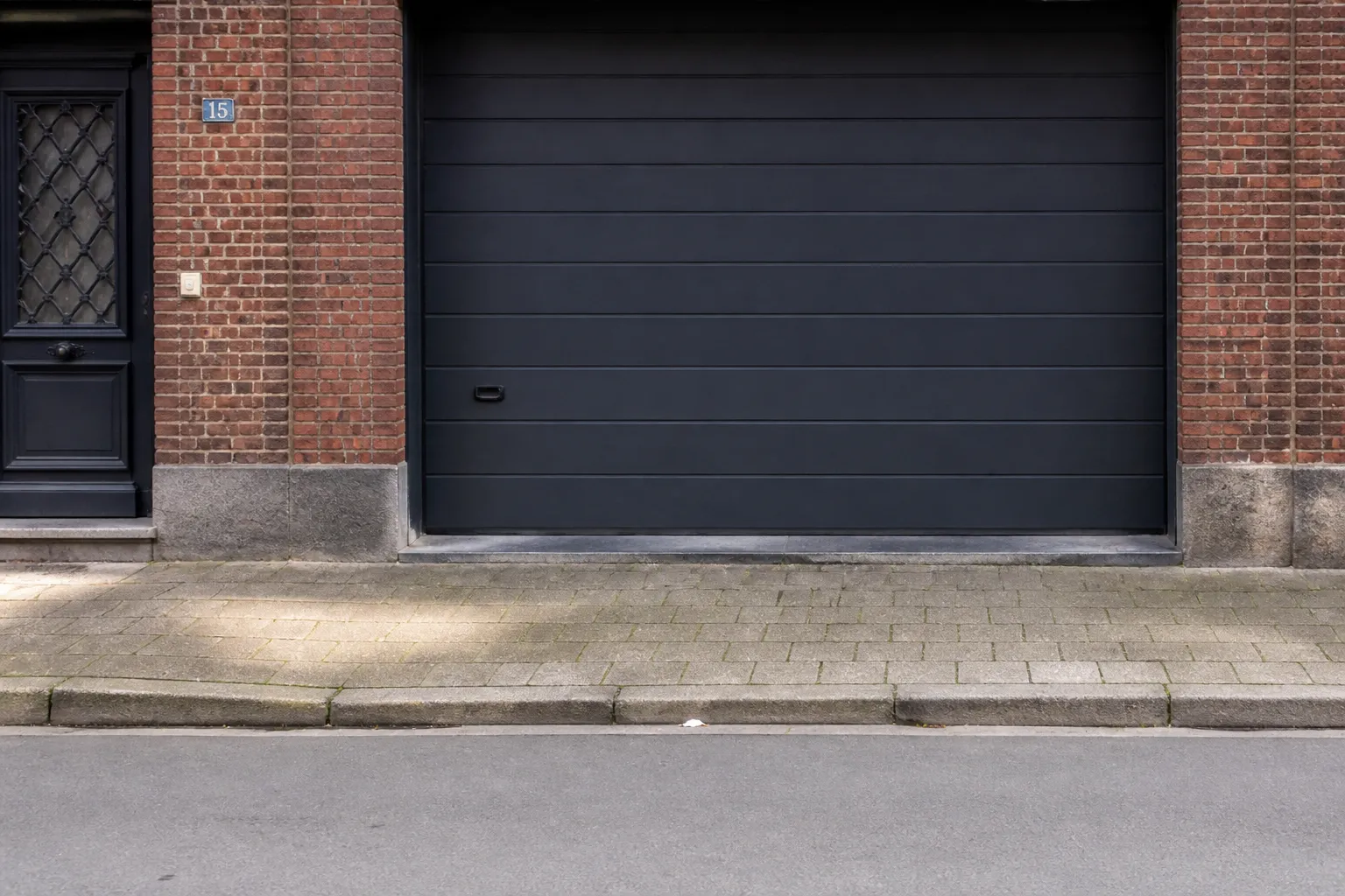 Seuil de porte de garage au niveau de la rue