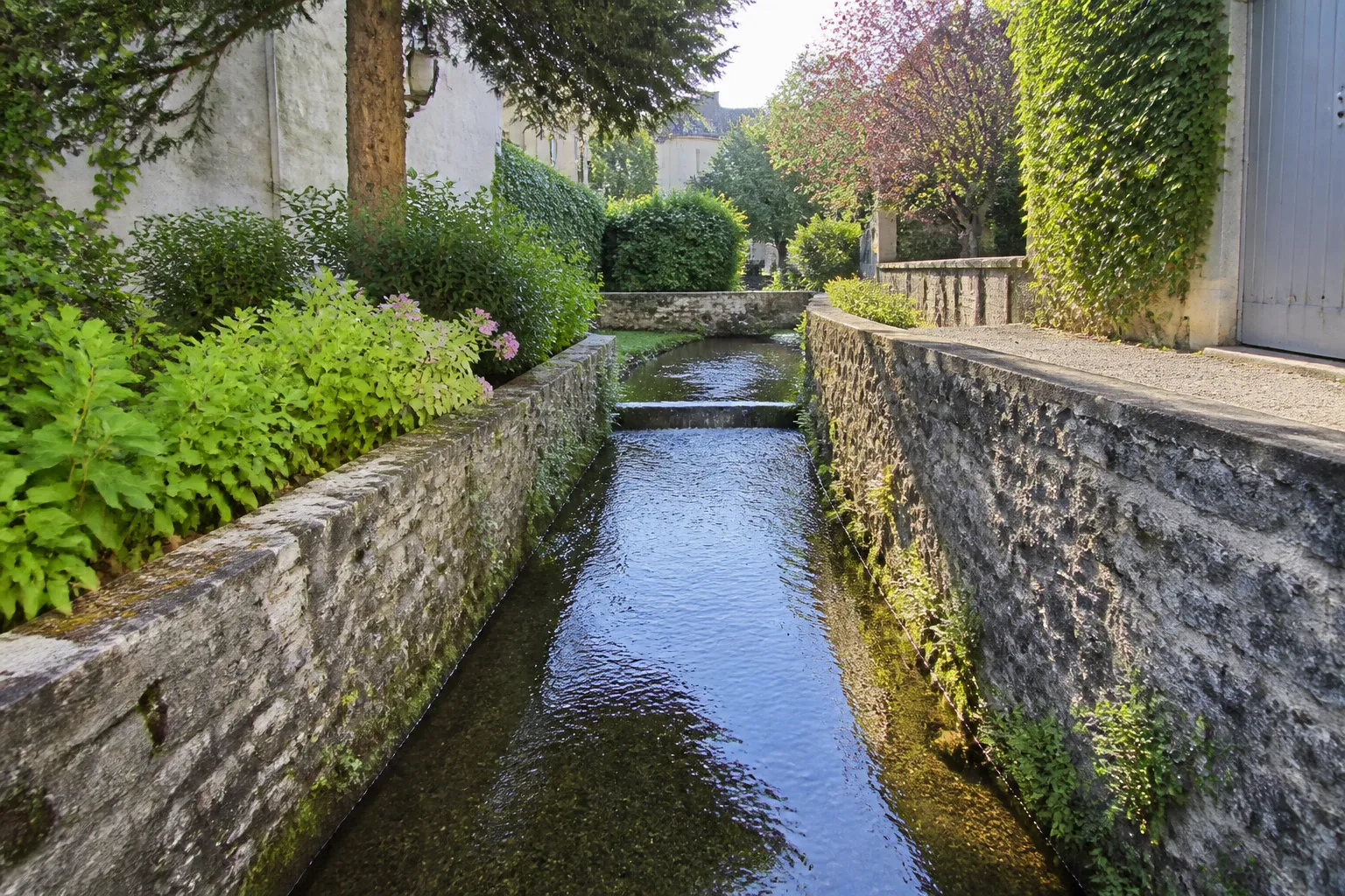 Ruisseau en ville bordé de murets