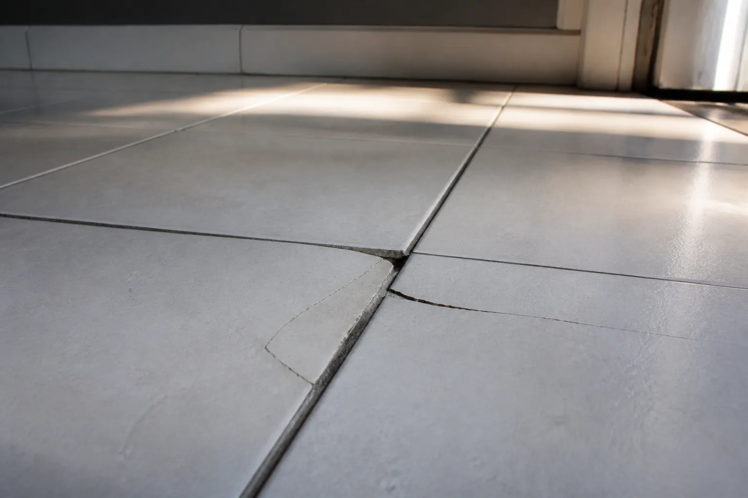 Décollement de carrelage dans une pièce