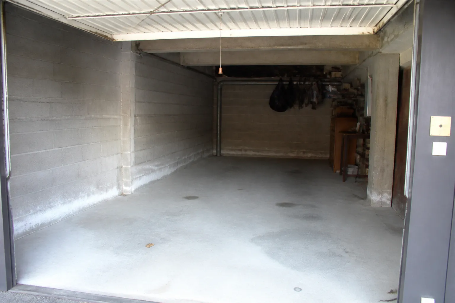 Garage en sous-sol avec traces au pied des murs