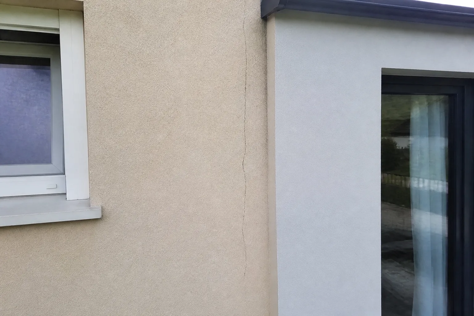Jonction entre une maison et son extension