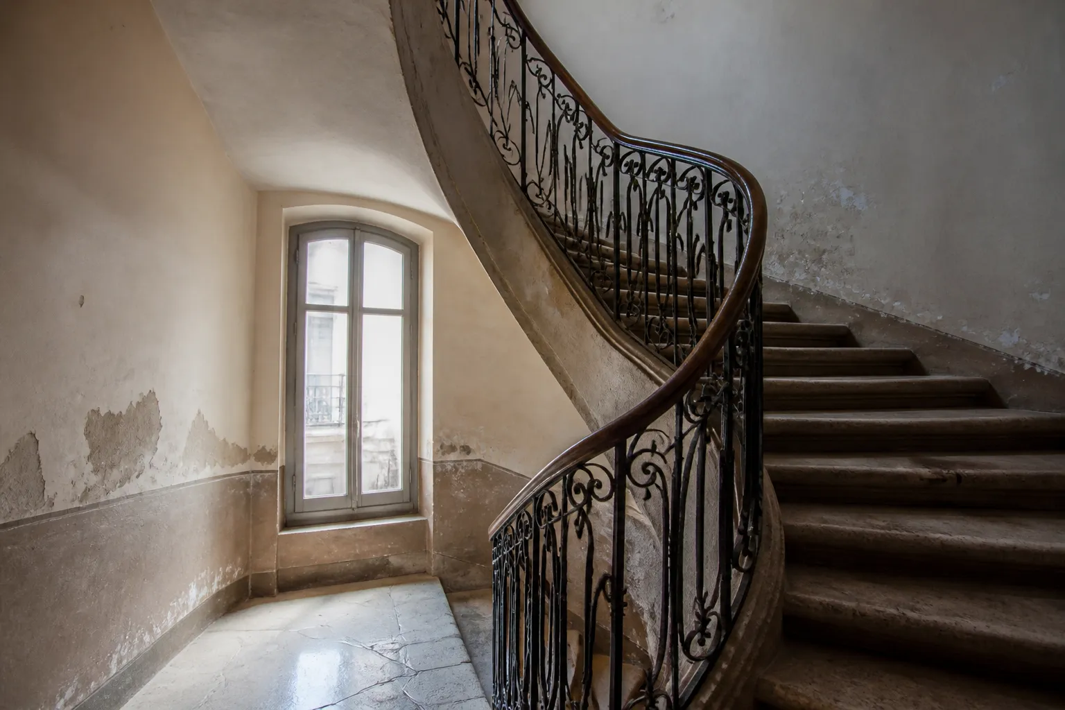 Cage d’escalier ancienne en pierre d’un immeuble en copropriété