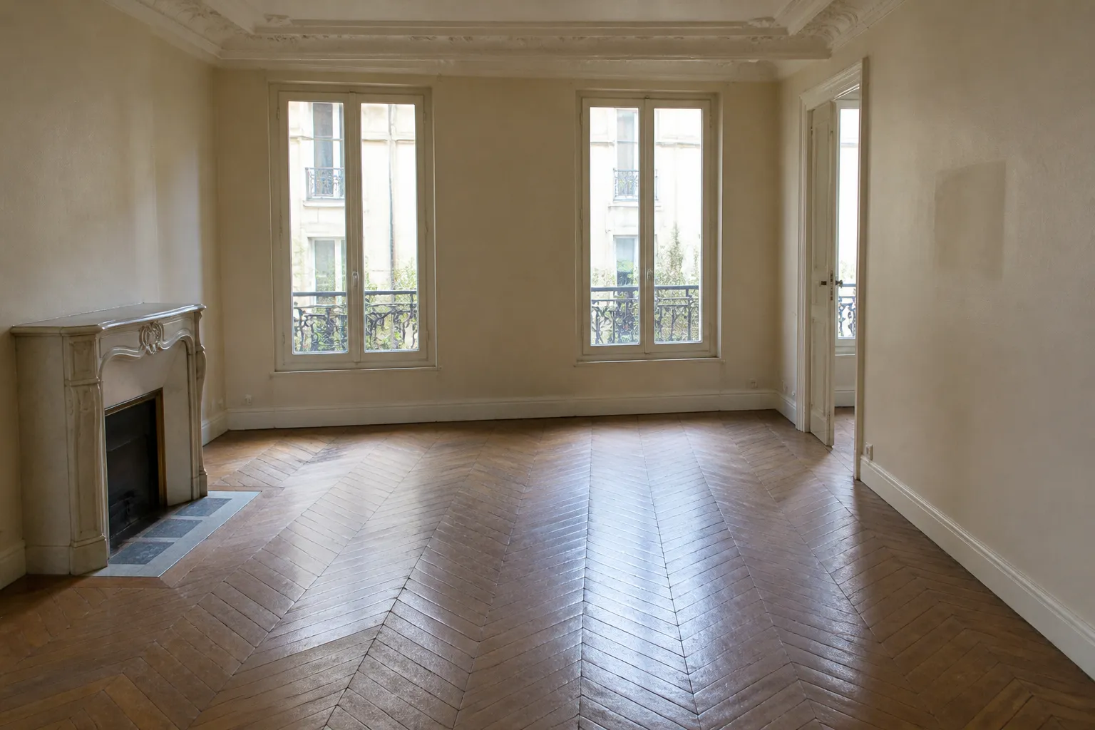 Appartement ancien vide avant rénovation avec parquet et moulures