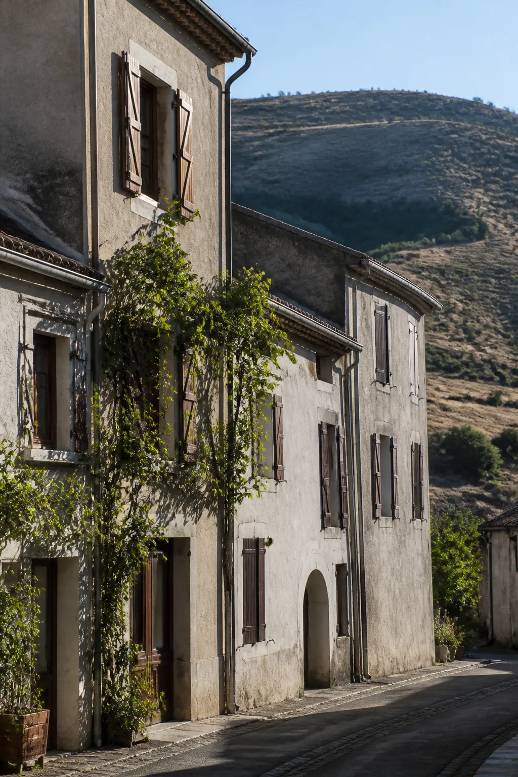 Maison de bourg provençal alpin avec volets bois et montagnes sèches