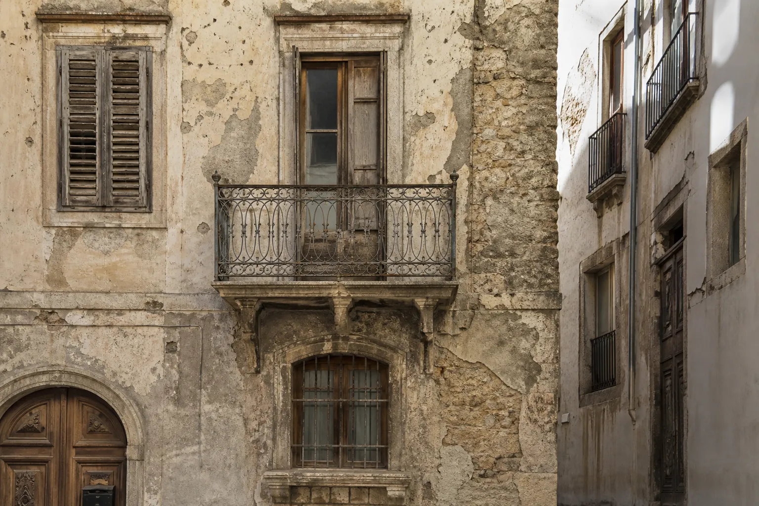 Façade ancienne avec enduit dégradé et menuiseries anciennes
