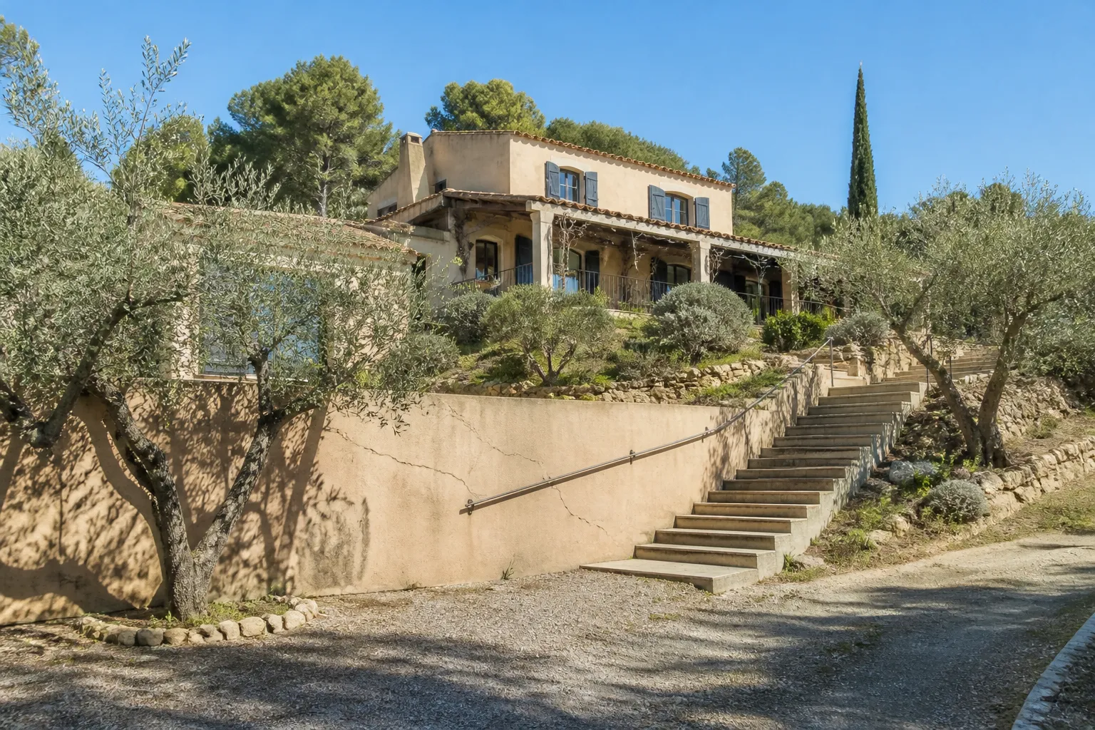 Villa sur terrain en pente avec fissure au mur de soutènement