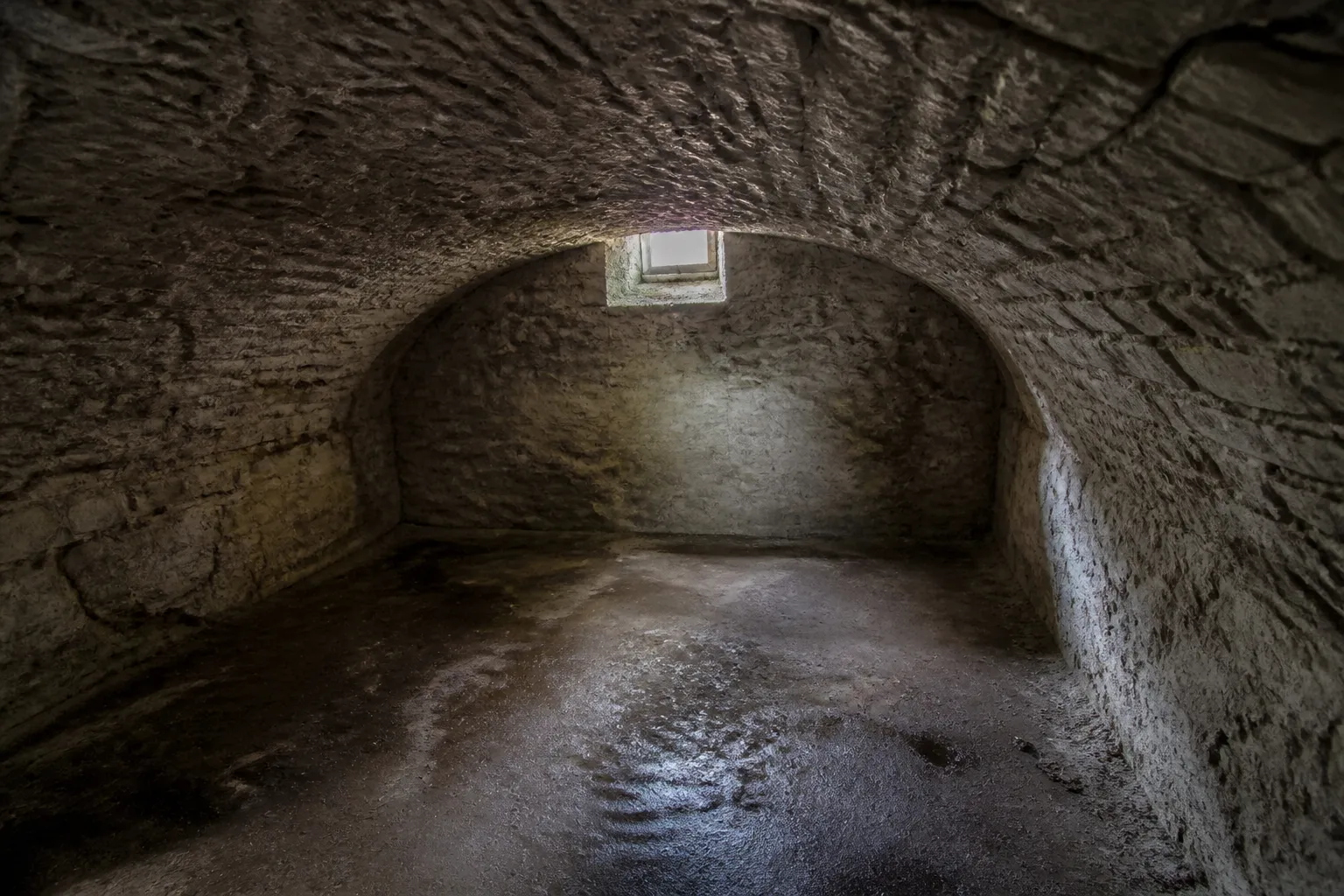 Cave voûtée en pierre d’une maison ancienne