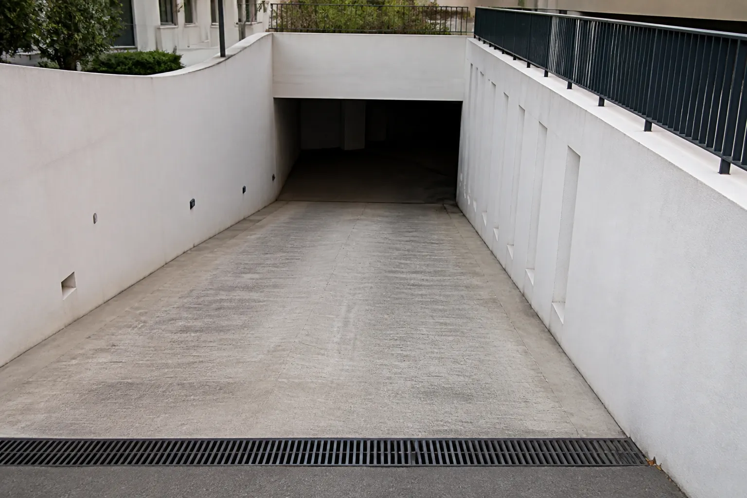 Rampe d’accès à un parking souterrain de résidence