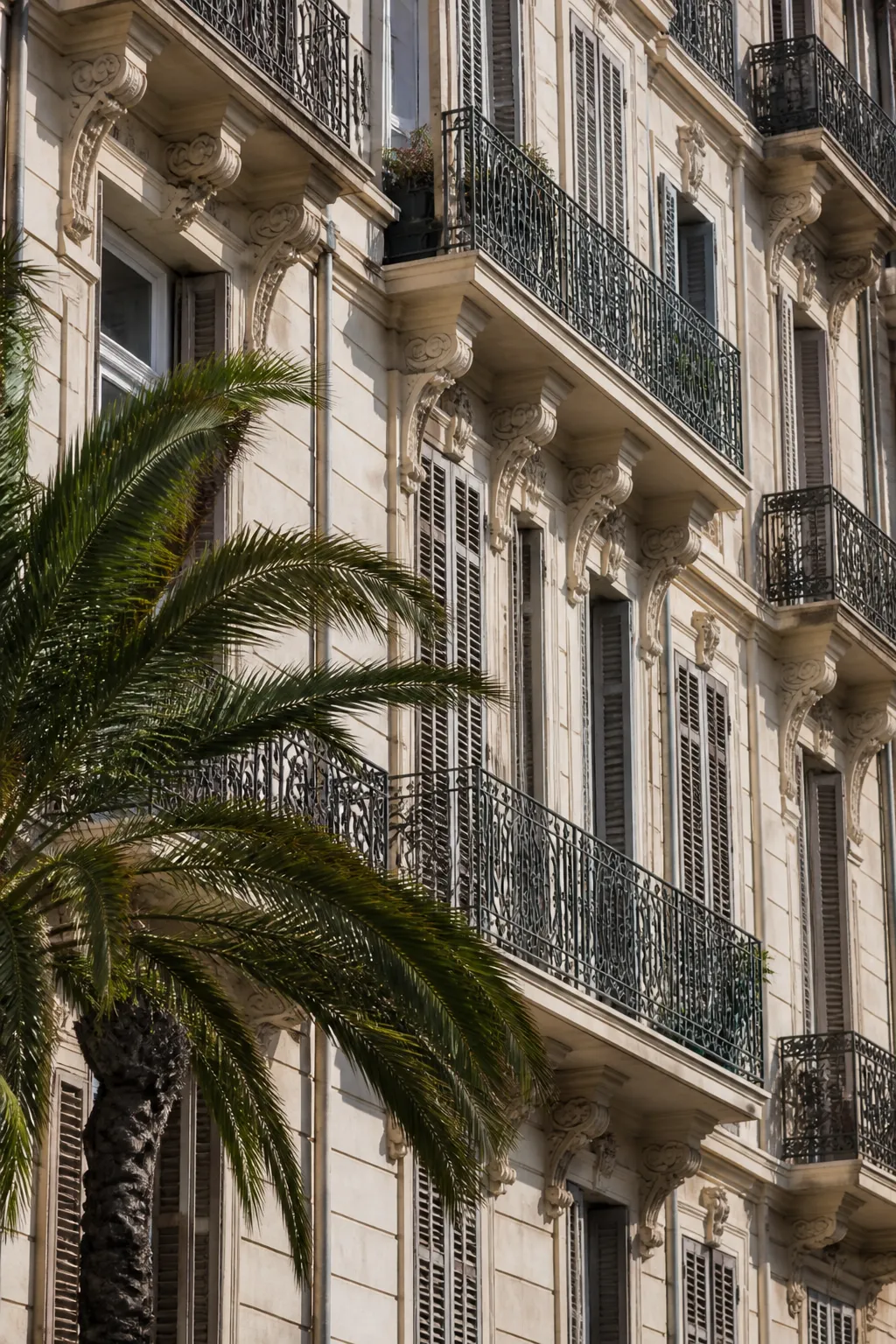 Immeuble ancien à façade ornée et balcons dans une ville méditerranéenne