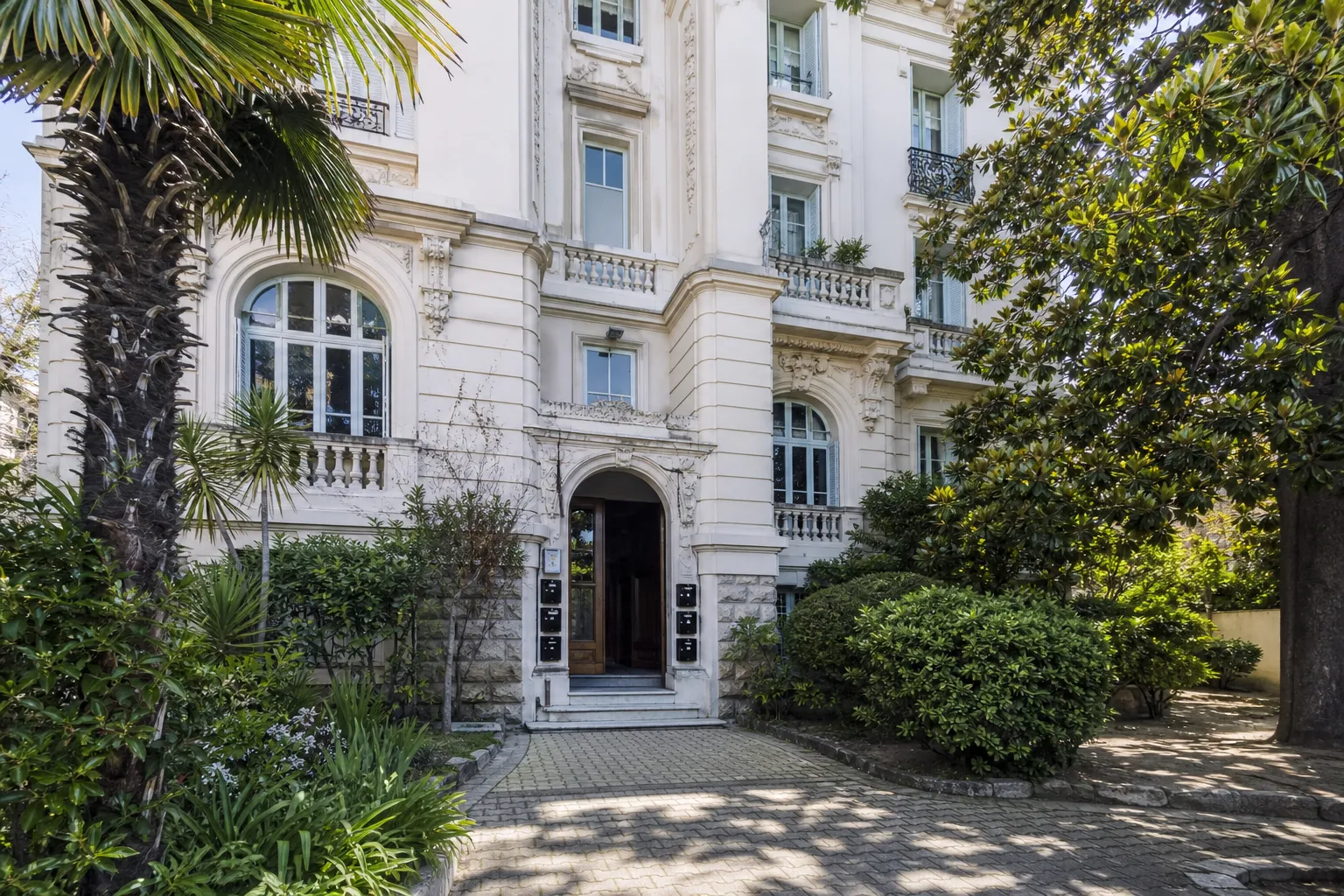 Villa ancienne divisée en appartements avec jardin