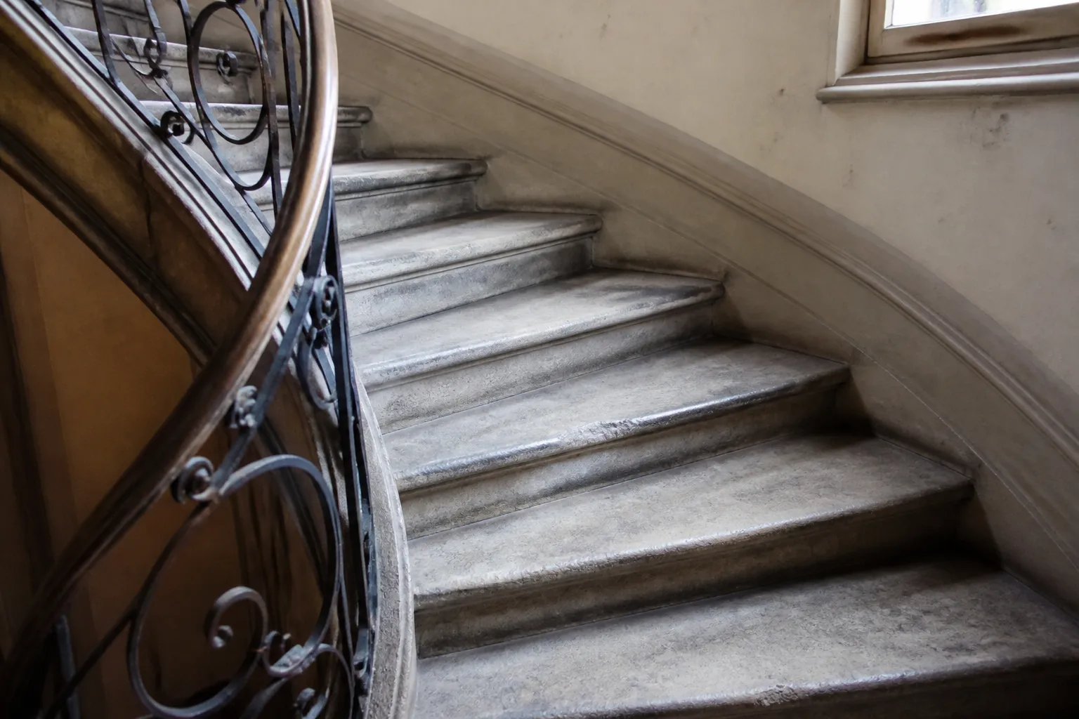 Expert en bâtiment observant une cage d’escalier ancienne