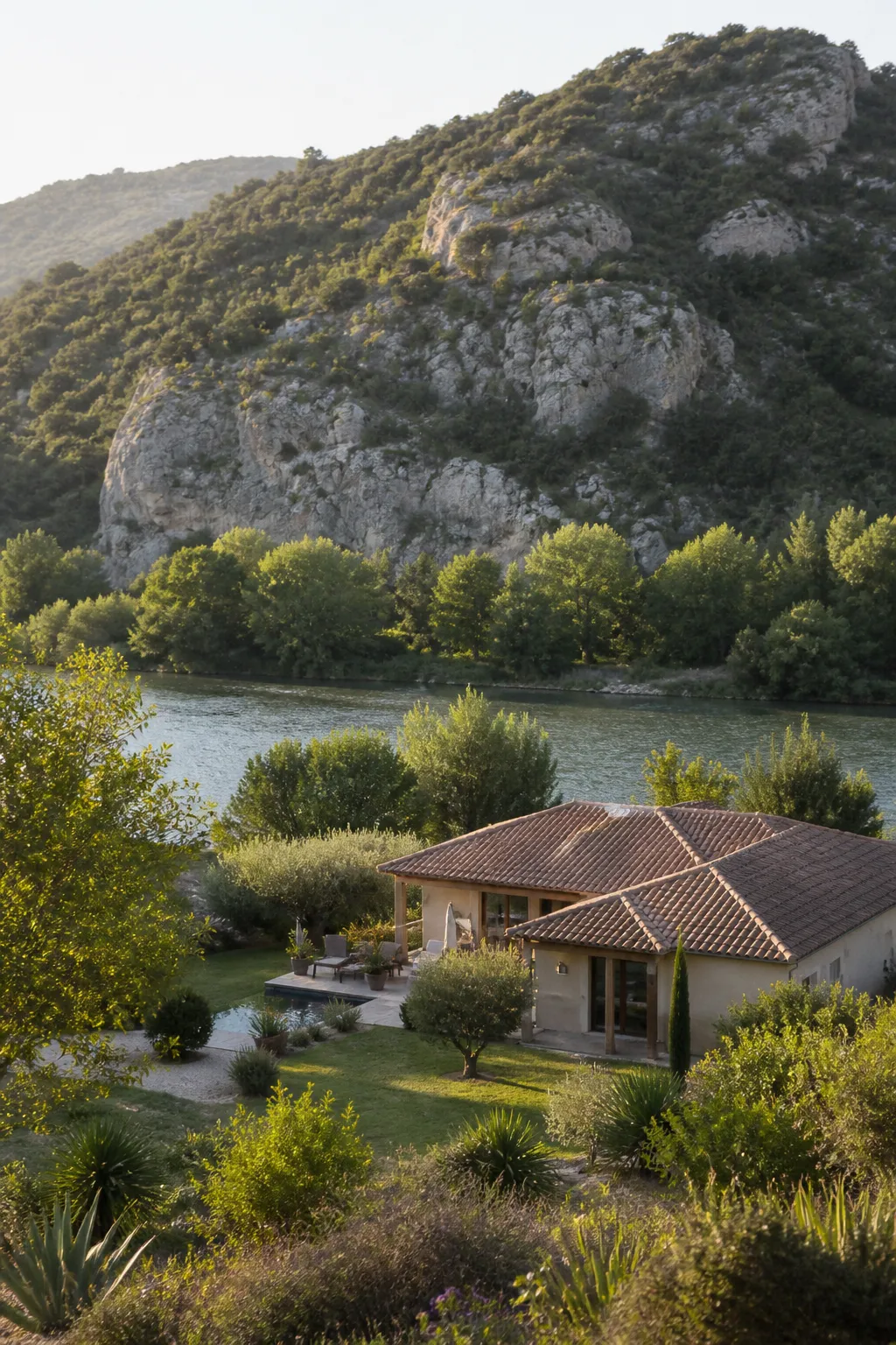 Villa au pied d’une colline rocheuse dans la vallée du Rhône
