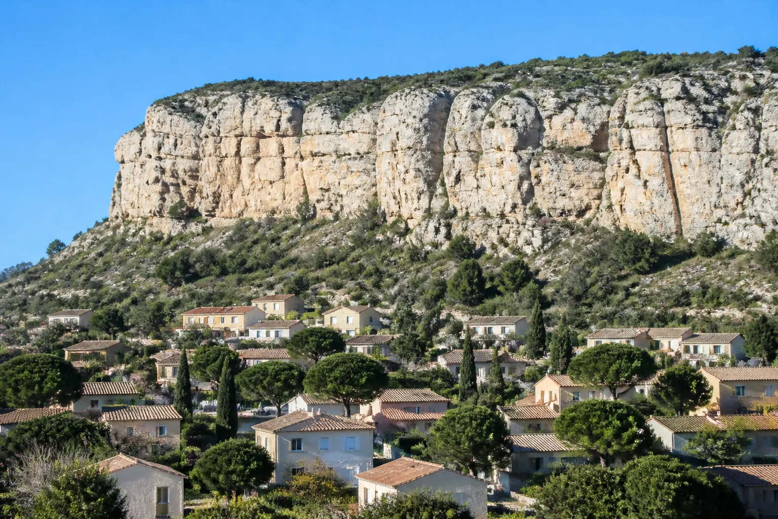 Falaise calcaire au-dessus de maisons individuelles