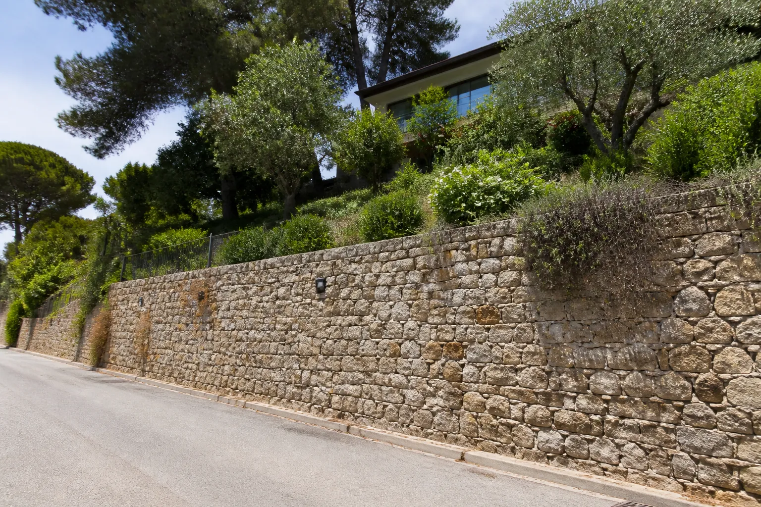 Mur de soutènement en pierre au pied d’un coteau