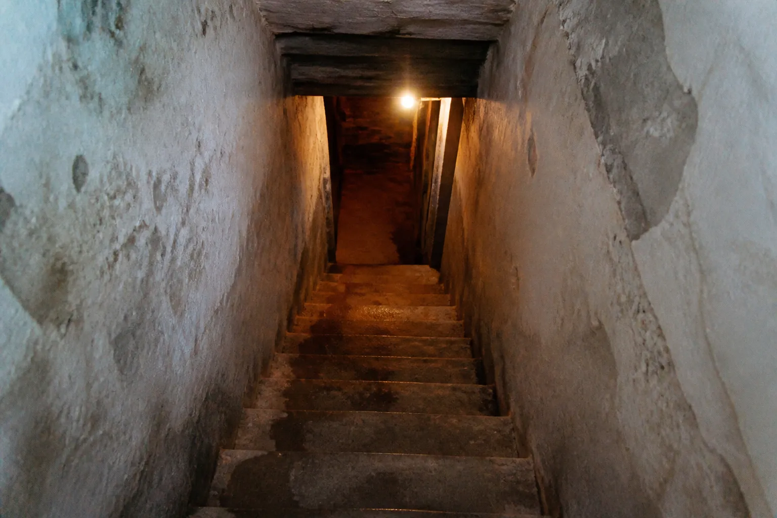 Escalier de cave en pierre avec mur humide