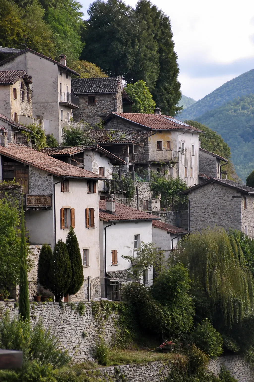 Maisons anciennes à flanc de colline dans une petite ville du piémont pyrénéen