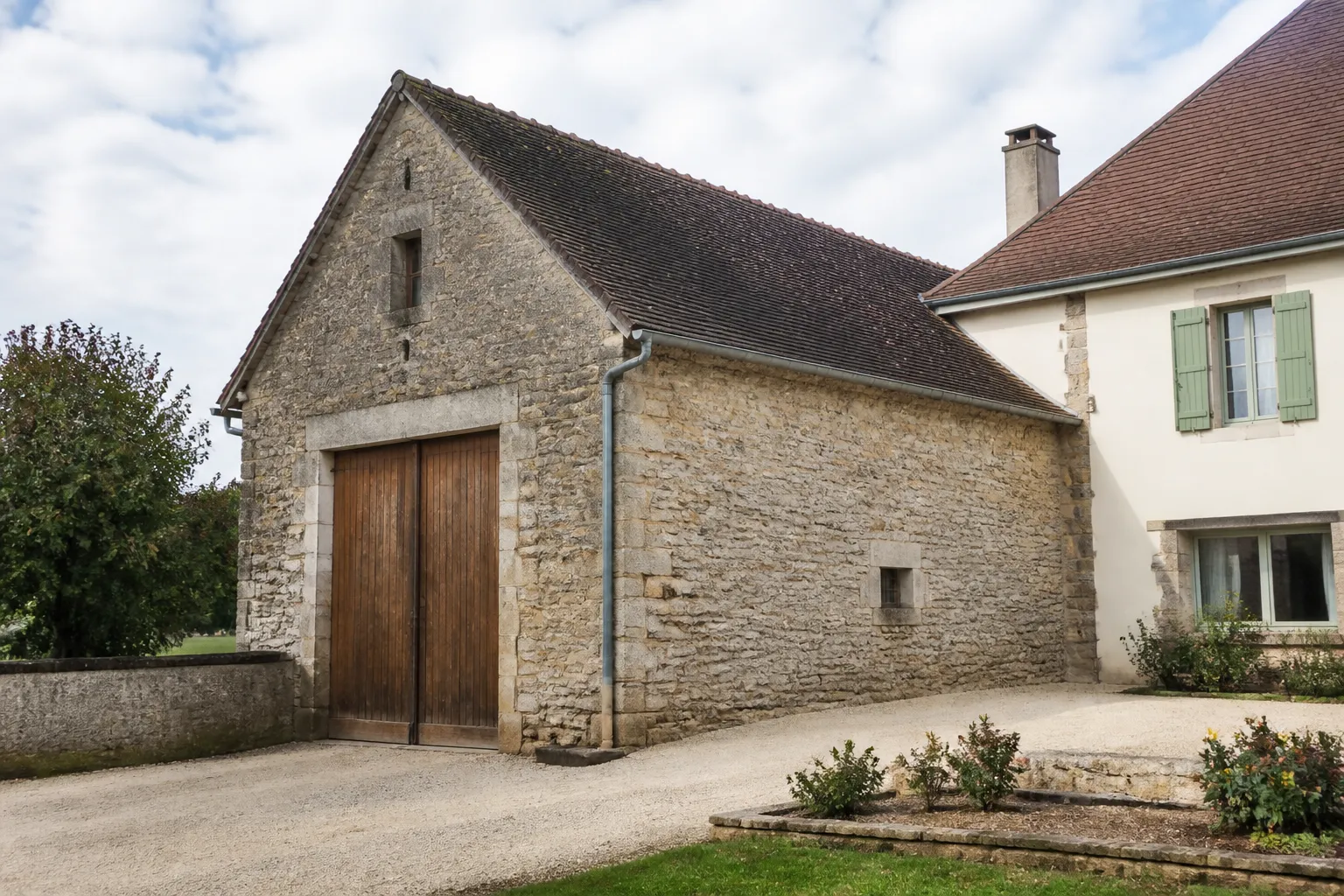 Grange attenante à une maison en pierre