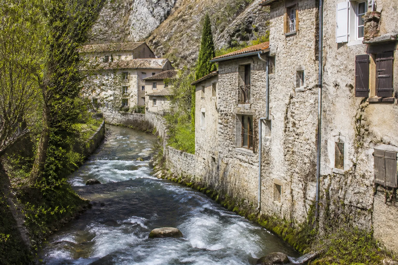 Petite rivière longeant des bâtiments anciens