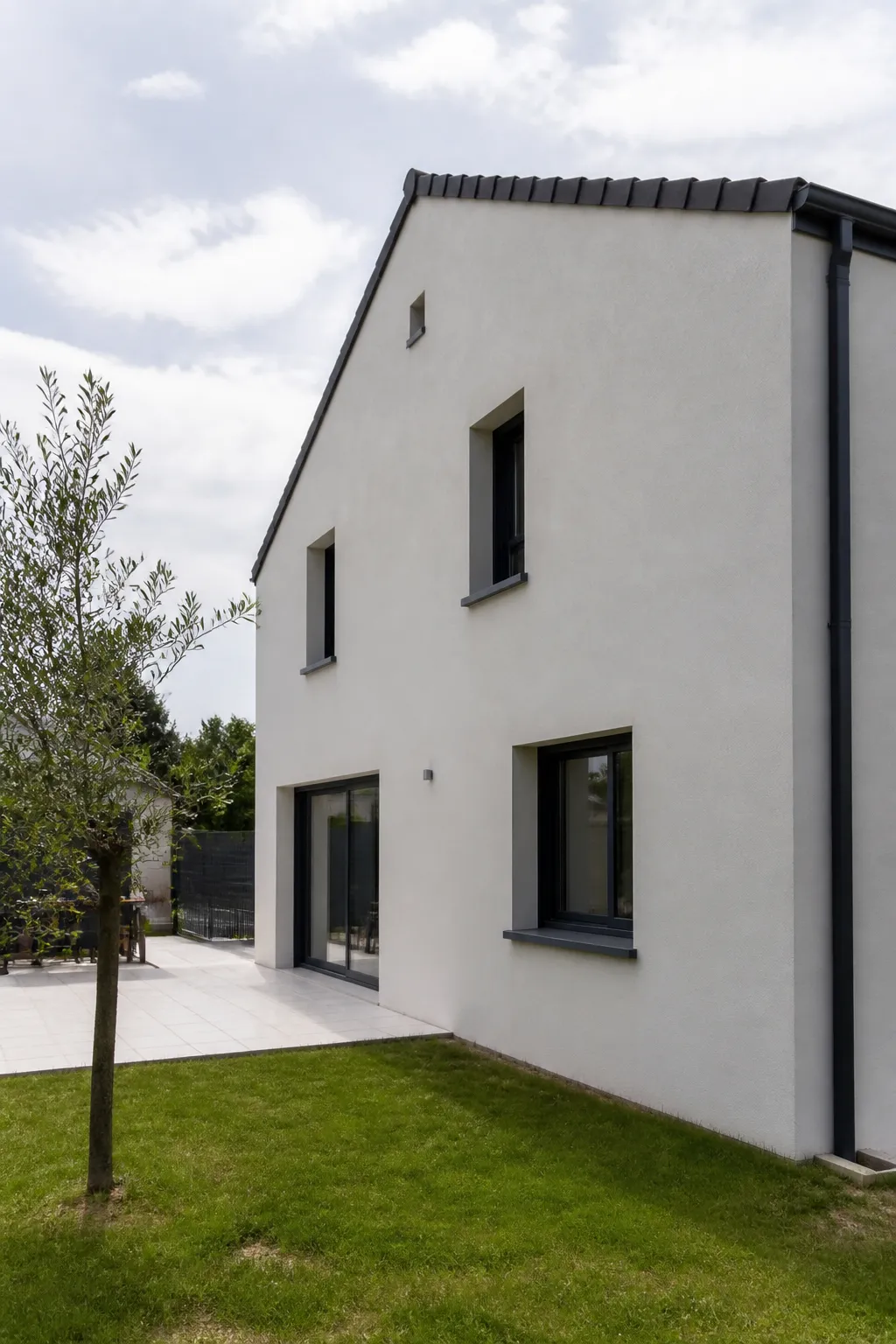 Expert en bâtiment observant la façade d’une maison individuelle