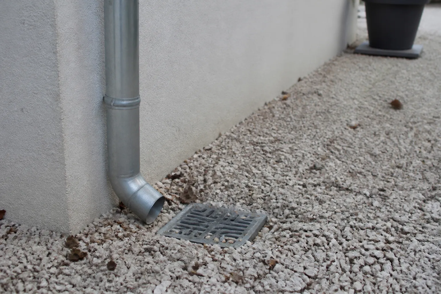 Regard d’évacuation des eaux pluviales au pied d’une maison