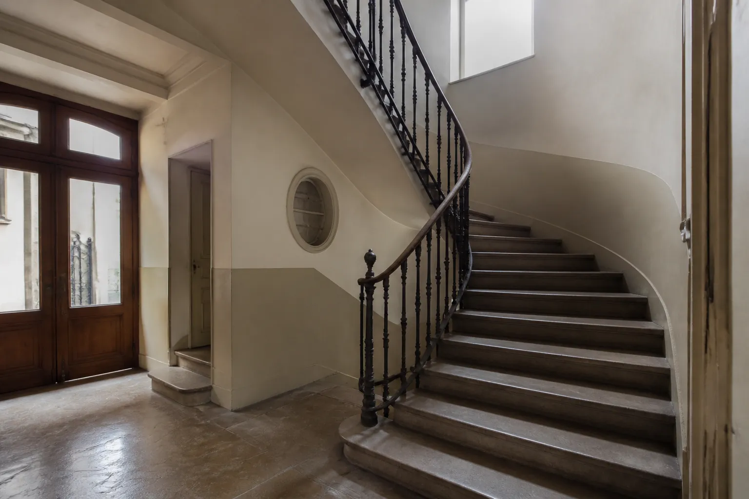 Hall d’entrée et escalier commun d’un immeuble ancien