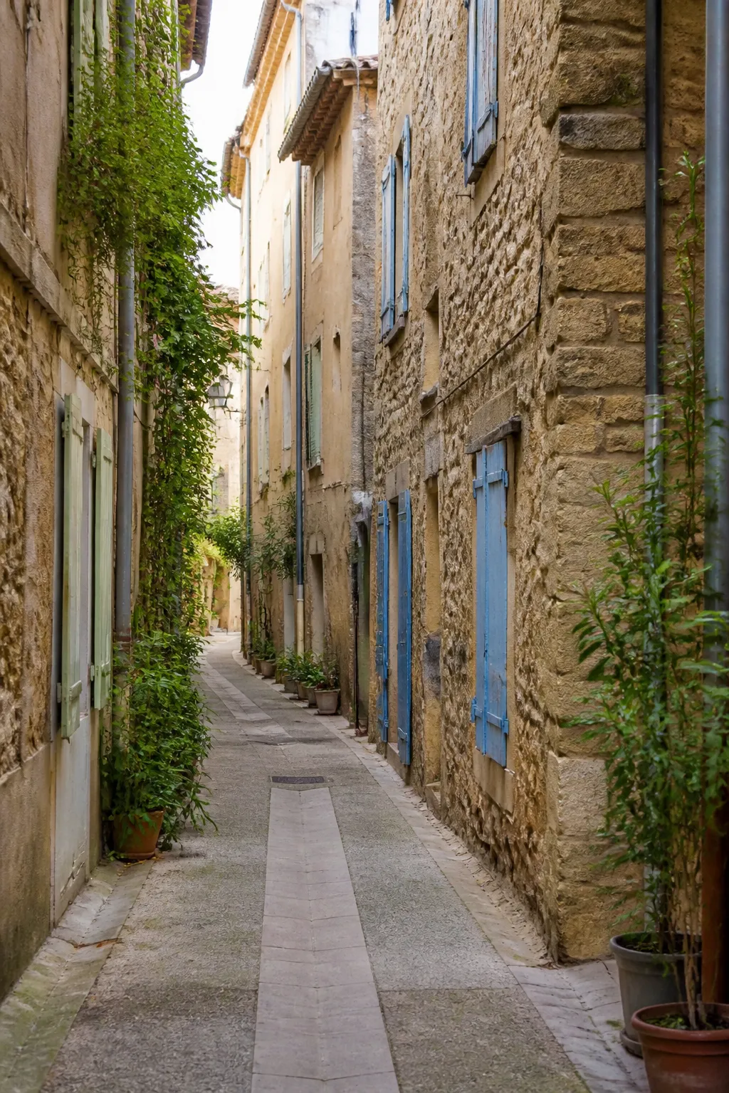 Ruelle de centre ancien avec façades en pierre et enduit