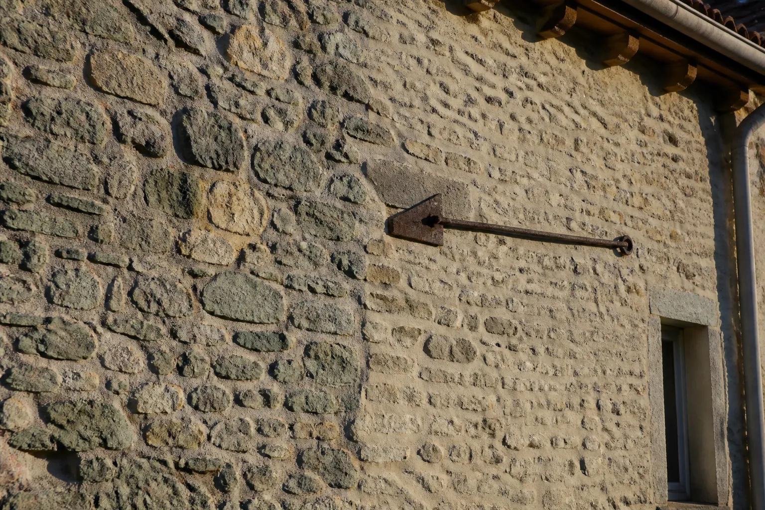 Mur ancien en moellons avec reprise de maçonnerie visible