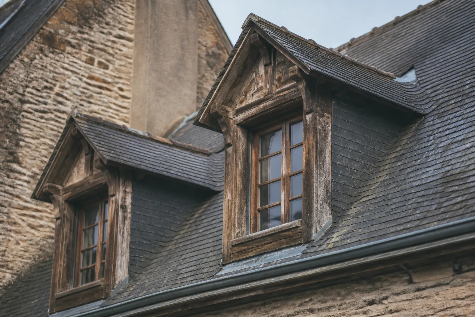 Lucarne et couverture en ardoise vues depuis la rue