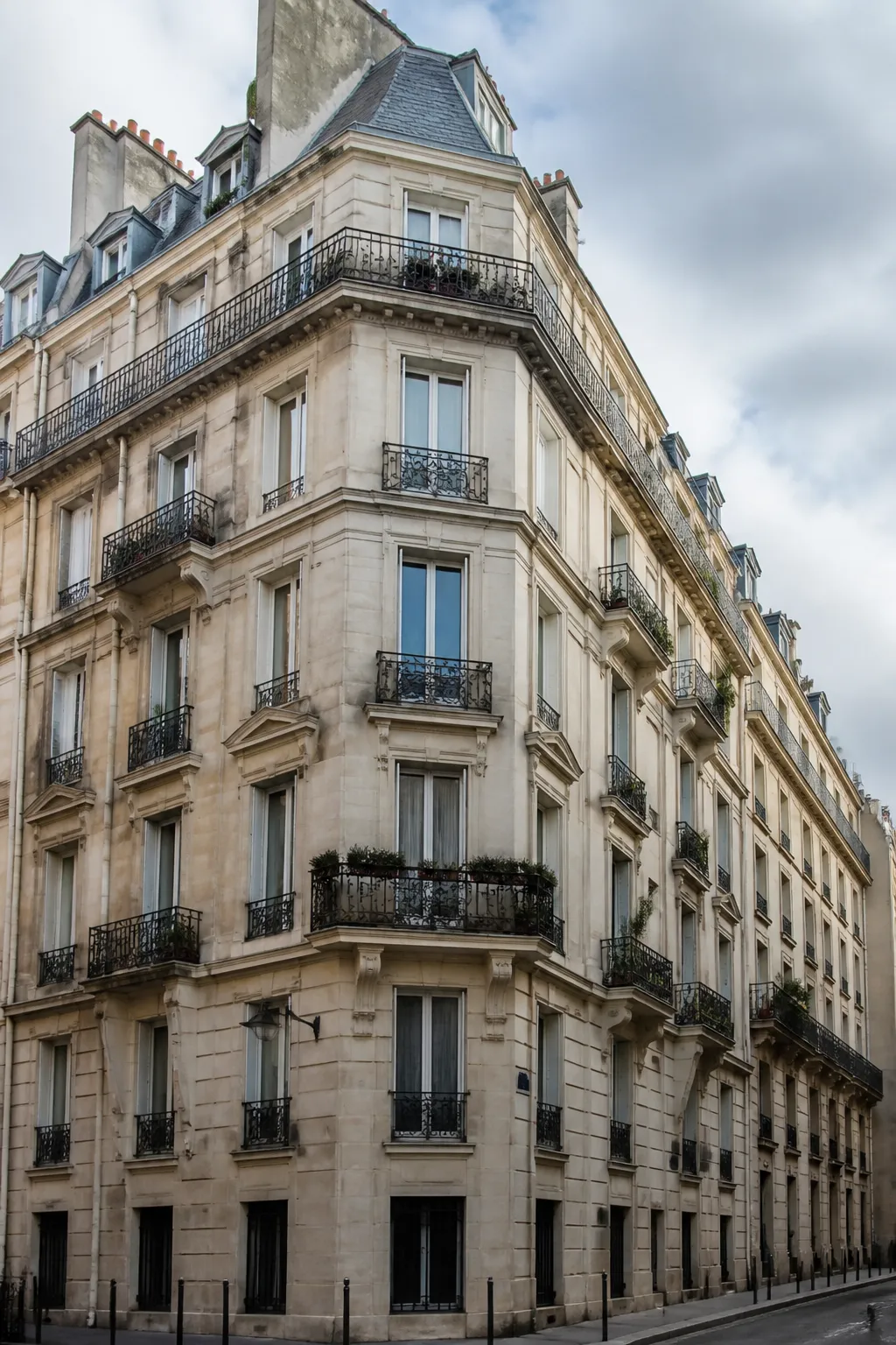 Immeuble en pierre calcaire claire avec balcons dans une rue de centre-ville