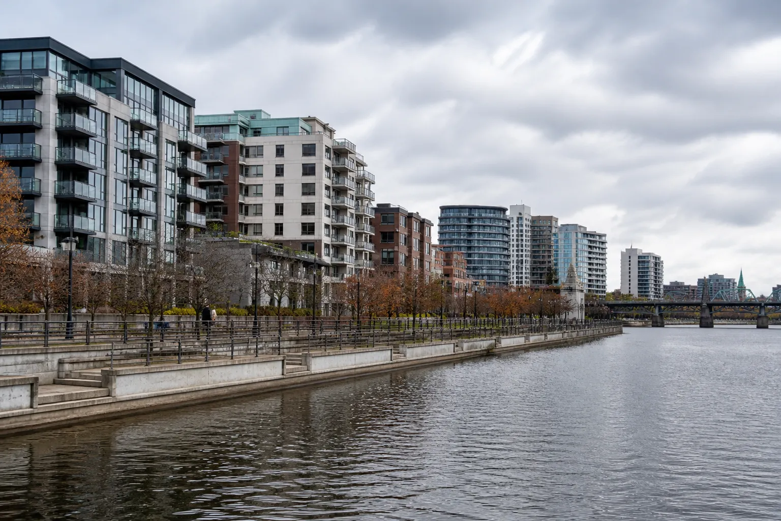 Quai de rivière en ville avec immeubles en arrière-plan