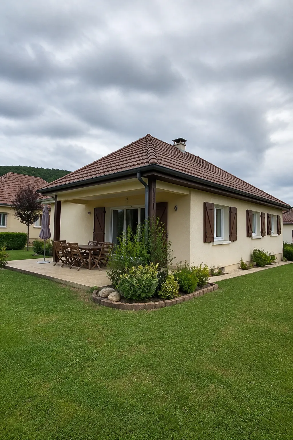 Pavillon avec jardin et toiture en tuiles dans un quartier résidentiel