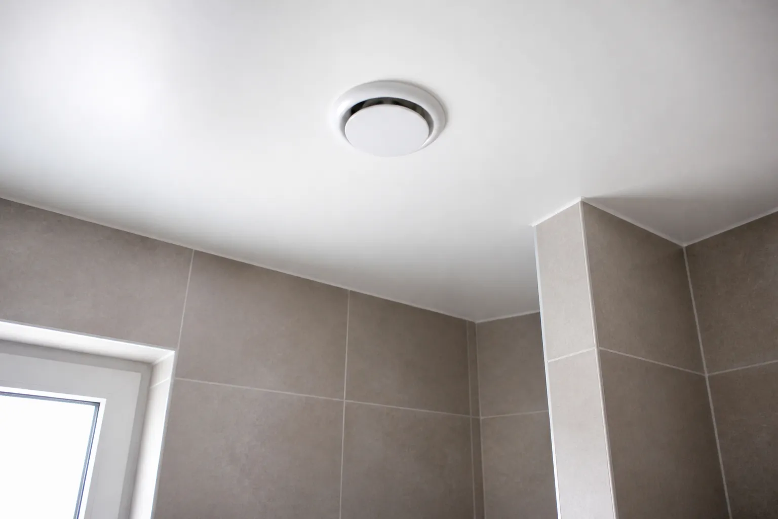 Bouche de ventilation dans une salle de bains