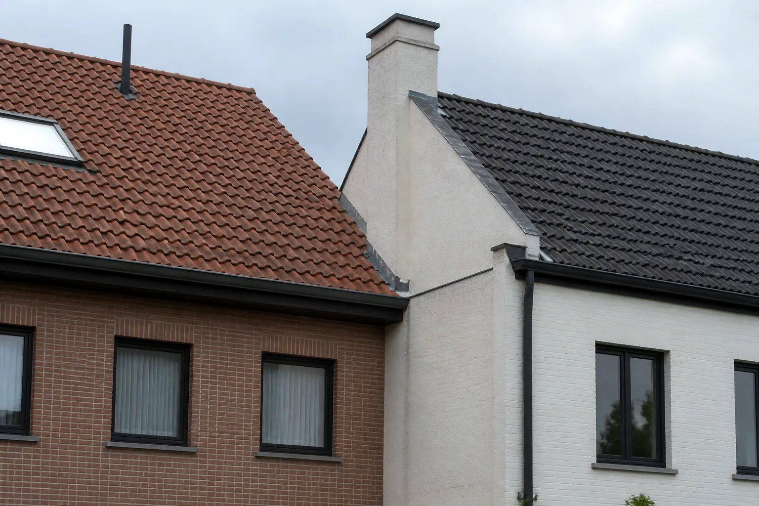 Mur mitoyen et jonction de deux toitures vues depuis la rue