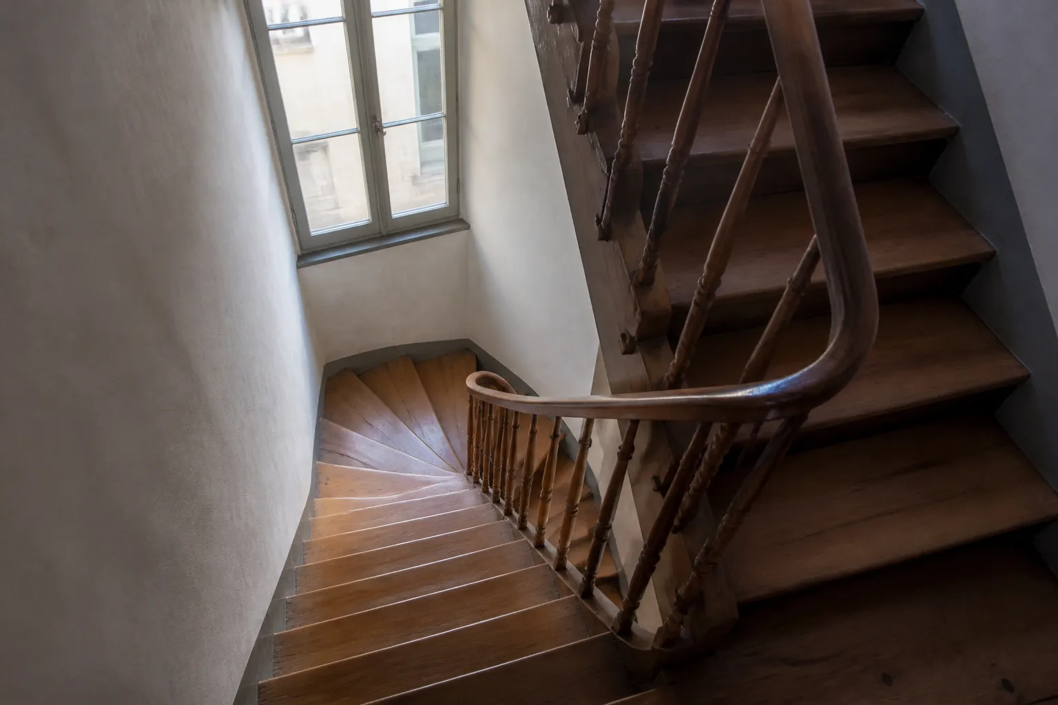 Cage d’escalier d’un petit immeuble ancien