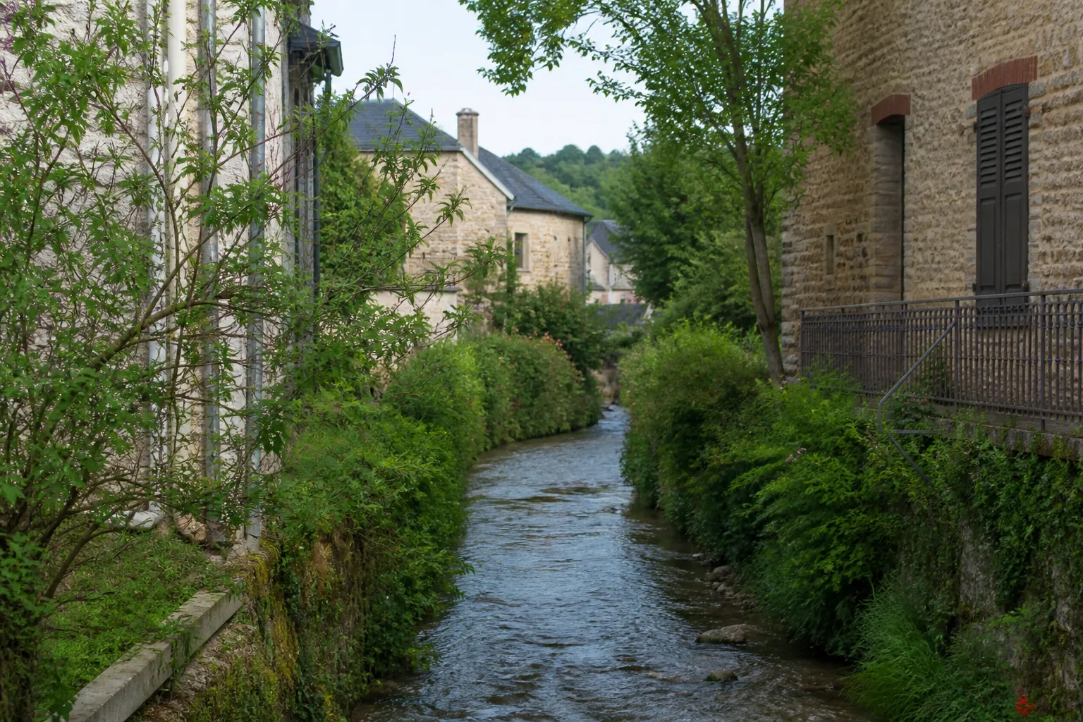 Ruisseau encaissé passant près de maisons