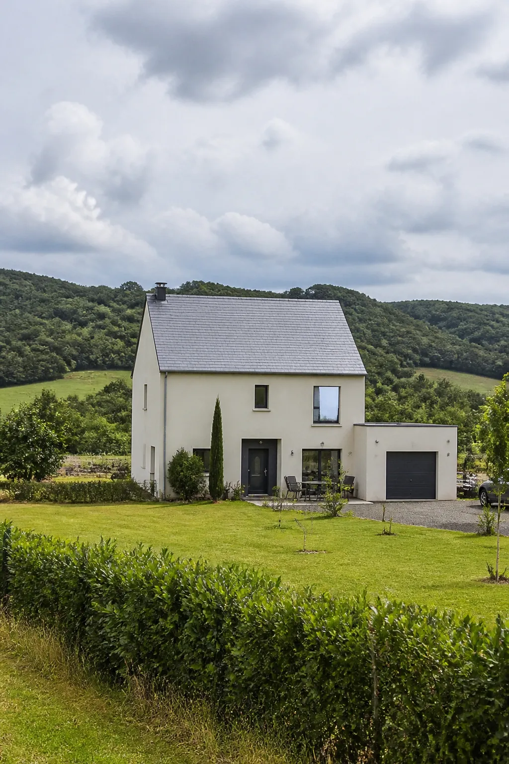 Maison individuelle avec terrain en herbe au bord d’un bourg rural