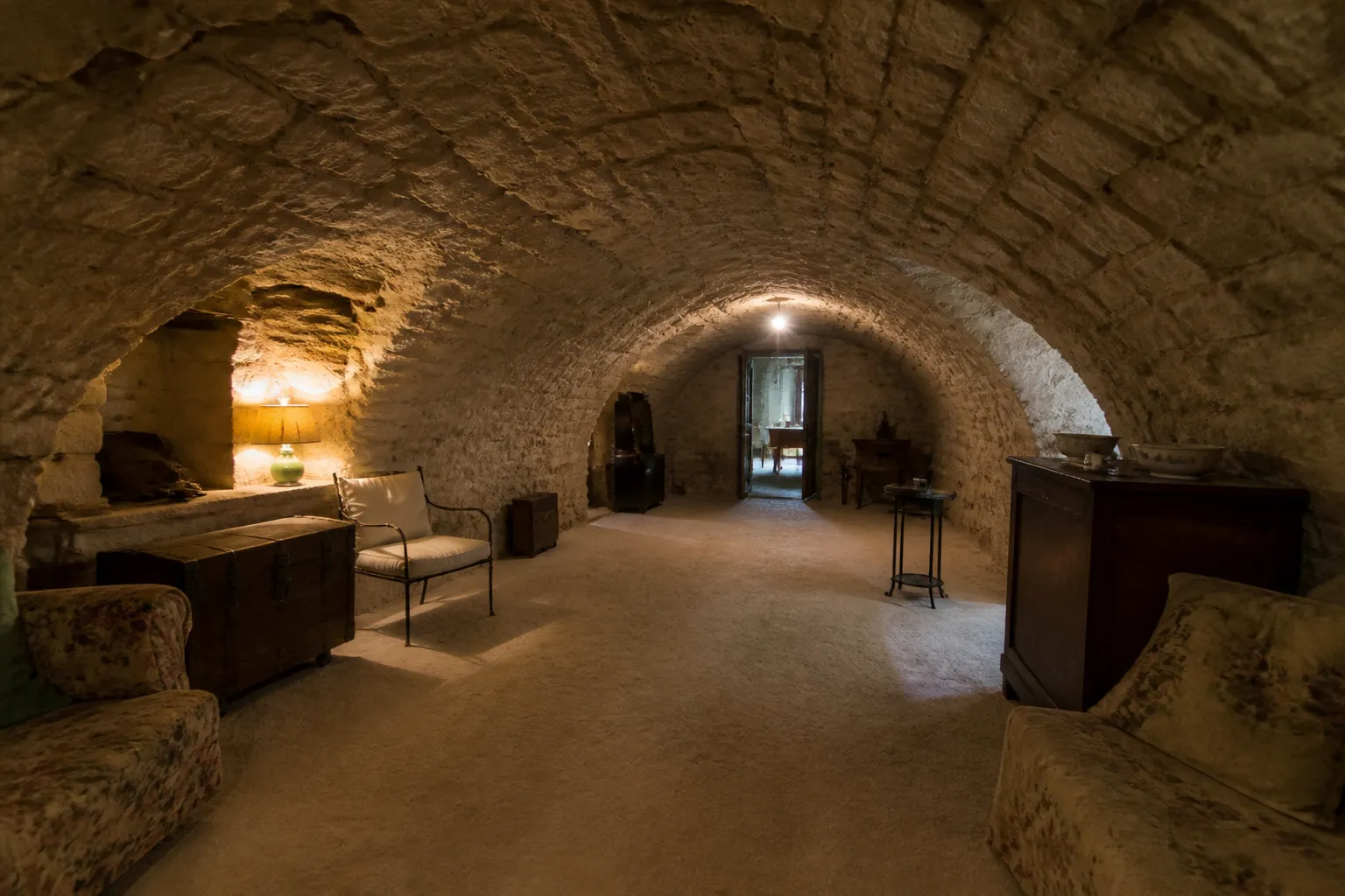 Cave voûtée creusée dans la roche calcaire sous une maison