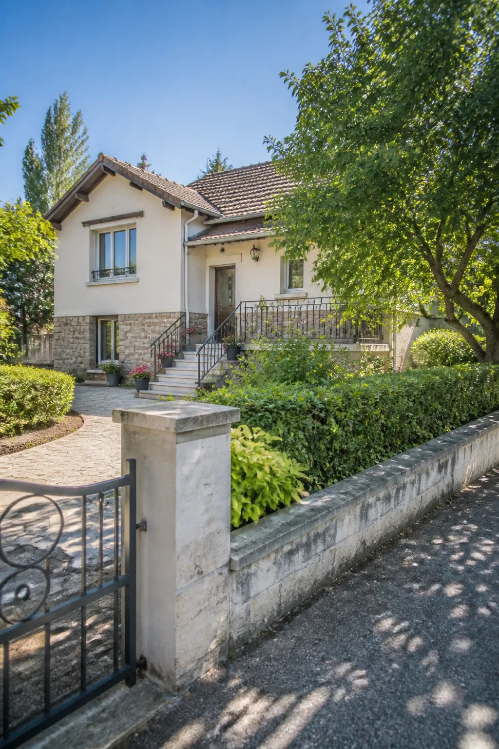 Maison individuelle en pierre et enduit clair avec jardin en Charente