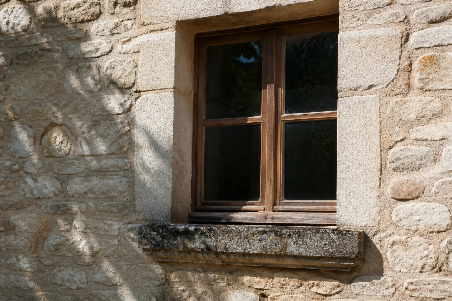 Pierre de façade et menuiserie bois en cours d’examen