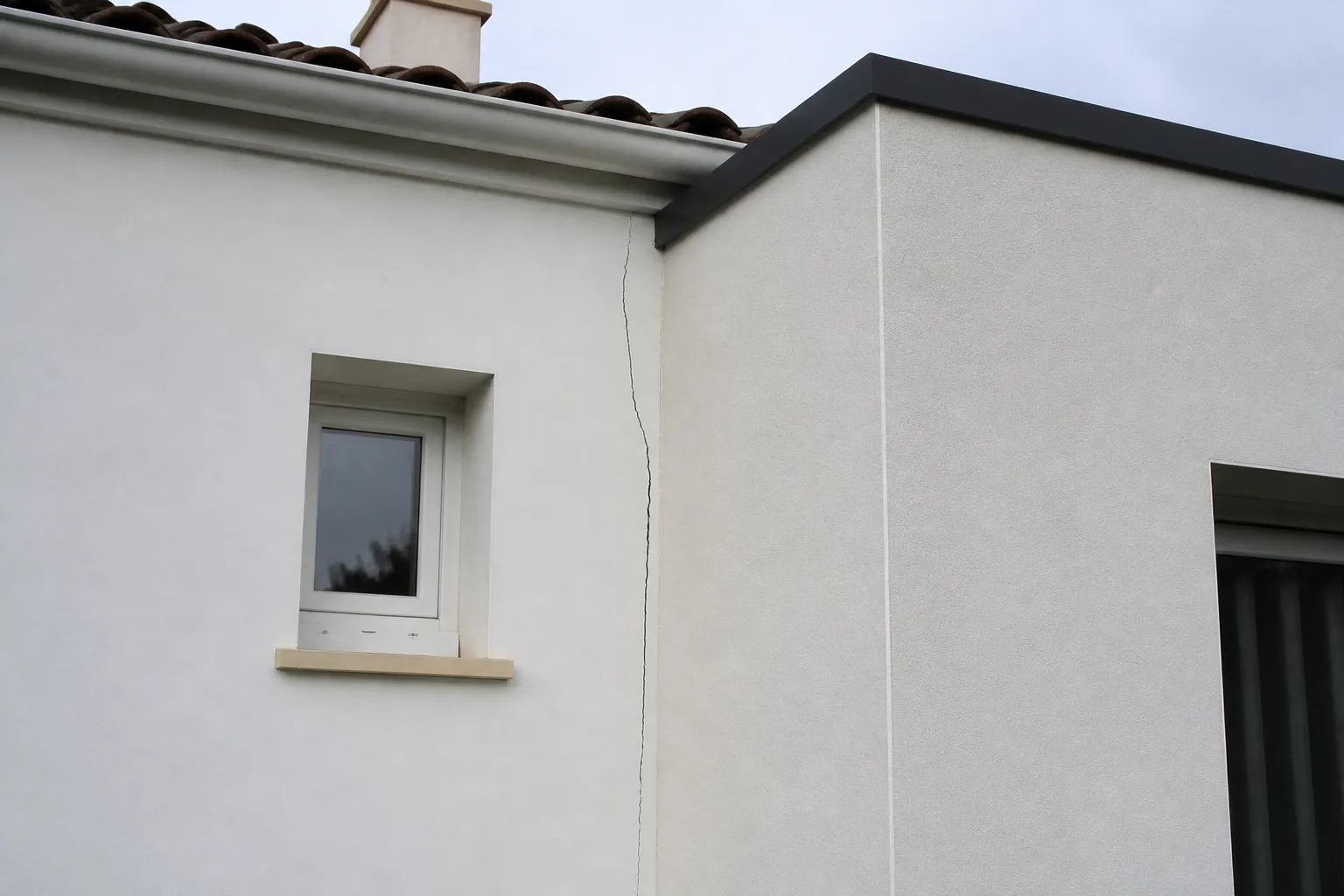 Fissure à la jonction entre une maison et son extension