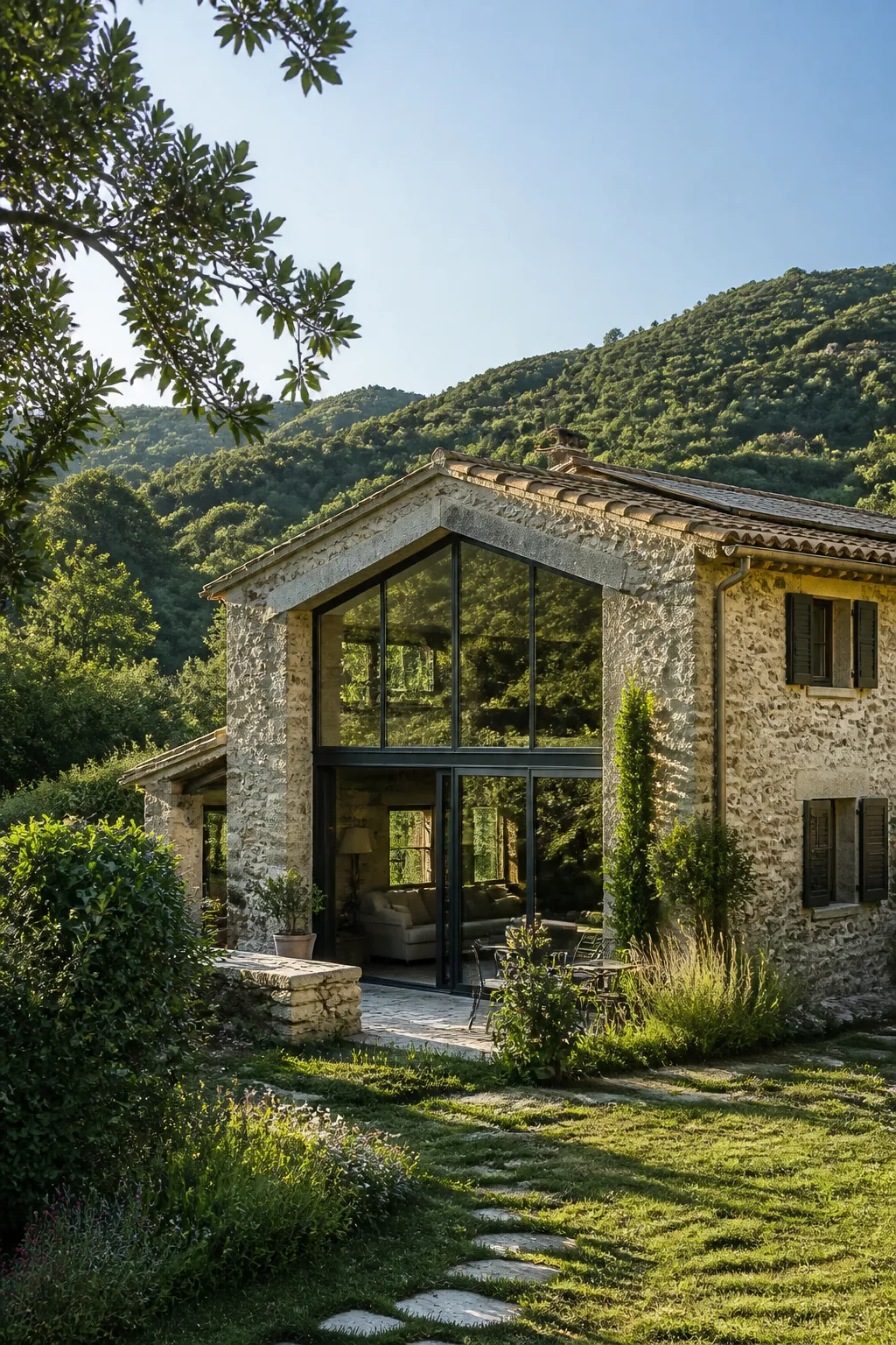 Ancienne grange en pierre rénovée en maison d’habitation