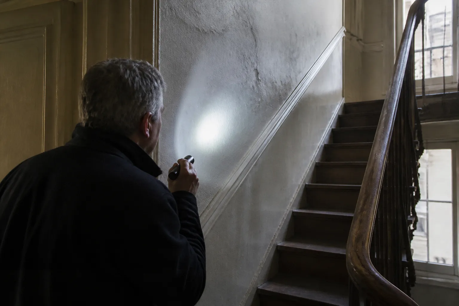 Cage d’escalier d’un immeuble en copropriété examinée par un expert