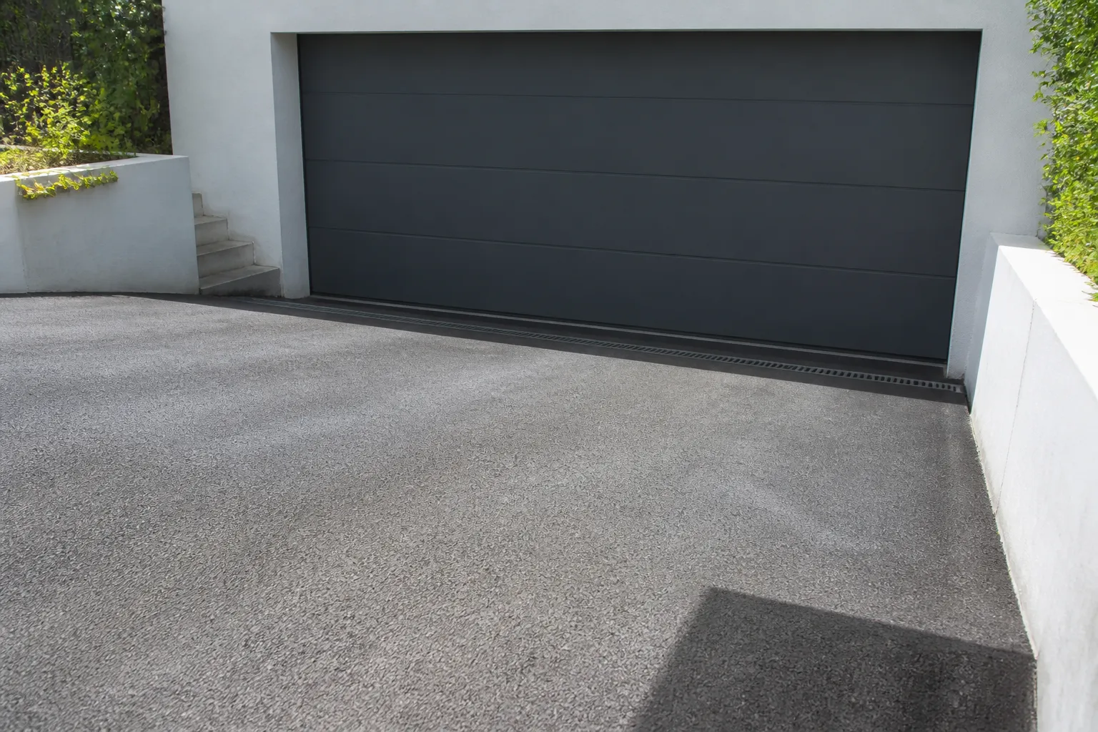 Seuil de garage et caniveau devant une maison