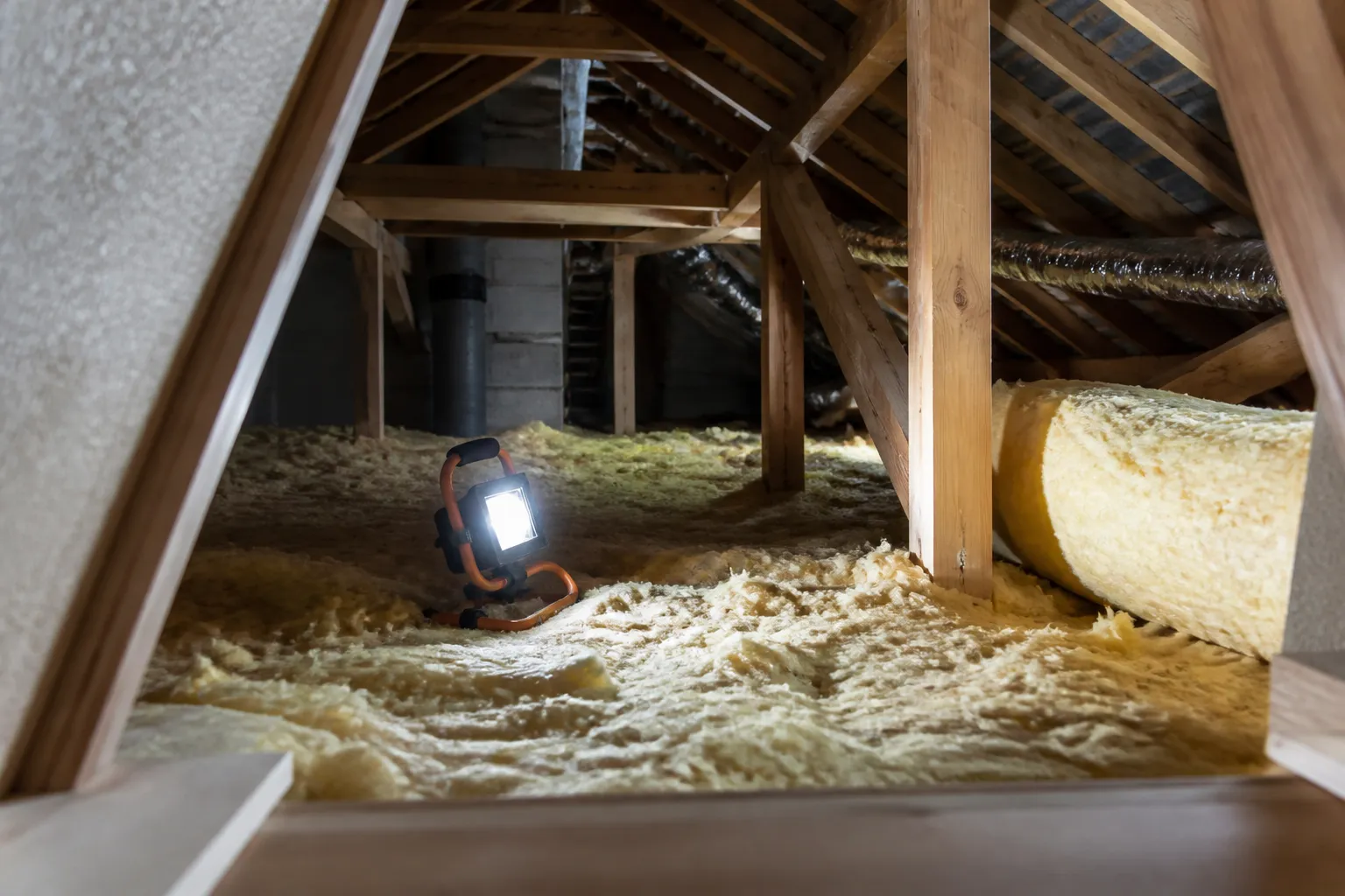 Combles isolés observés depuis une trappe d’accès